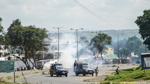 La Policía dispersa con gases lacrimógenos a los manifestantes que habían levantado barricadas en la autopista de Nairobi a Kisumu durante una protesta contra el gobierno y el alto coste de vida covnocada por el líder opositor Raila Odinga