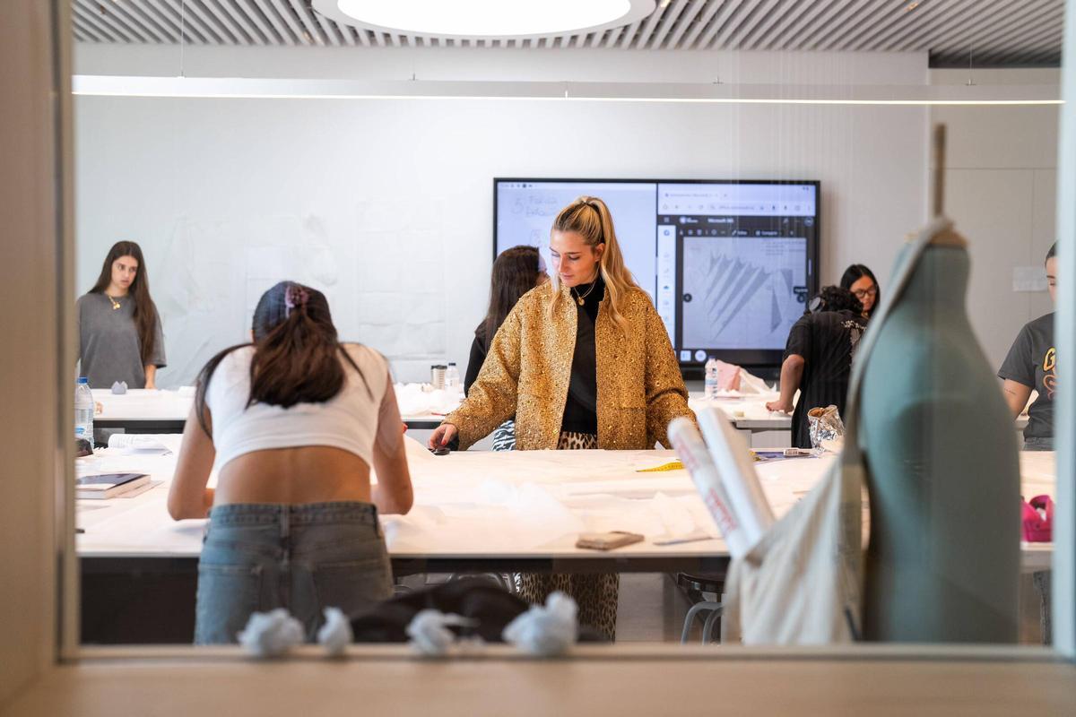 Una de la cláses del grado de Diseño de Moda, en LCI Barcelona. Una de la cláses del grado de Diseño de Moda, en LCI Barcelona.