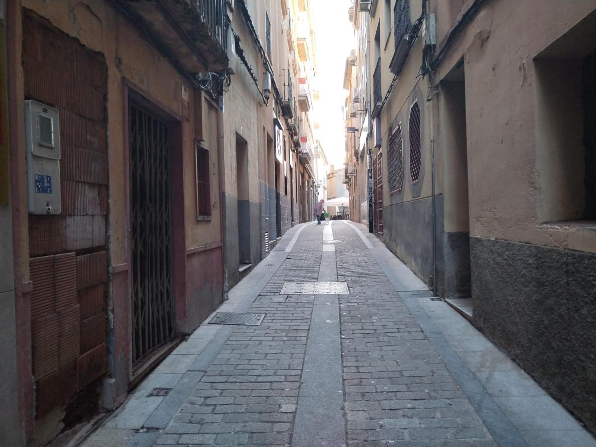 Calle Santa María de Plasencia, donde los vecinos denuncian molestias de un local de copas.