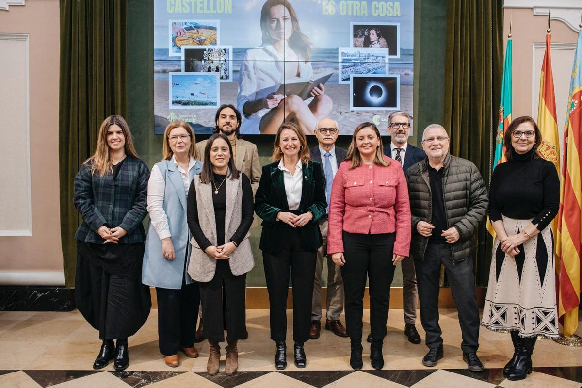 Carrasco, Miralles y Giner, junto a los representantes de las entidades que han asistido a la presentación de la oferta que Castelló llevará a Fitur.