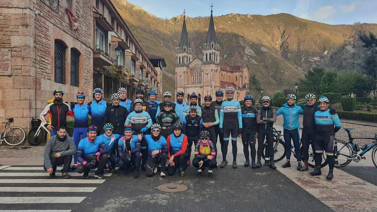 Participantes de la San Silvestre Ciclista de Arriondas a Covadonga