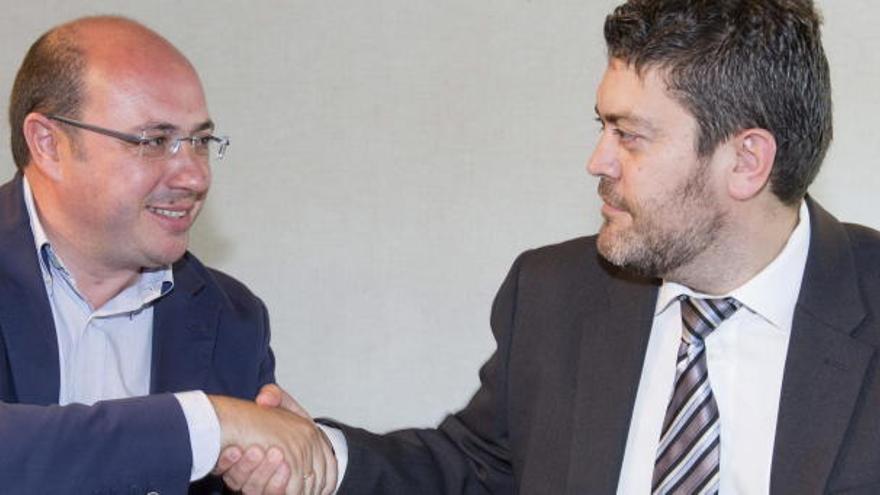 El candidato electo del PP a la Presidencia de la Comunidad de Murcia, Pedro Antonio Sánchez (i), da la mano al candidato electo a la presidencia de la Región de Murcia por Ciudadanos, Miguel Sánchez (d).