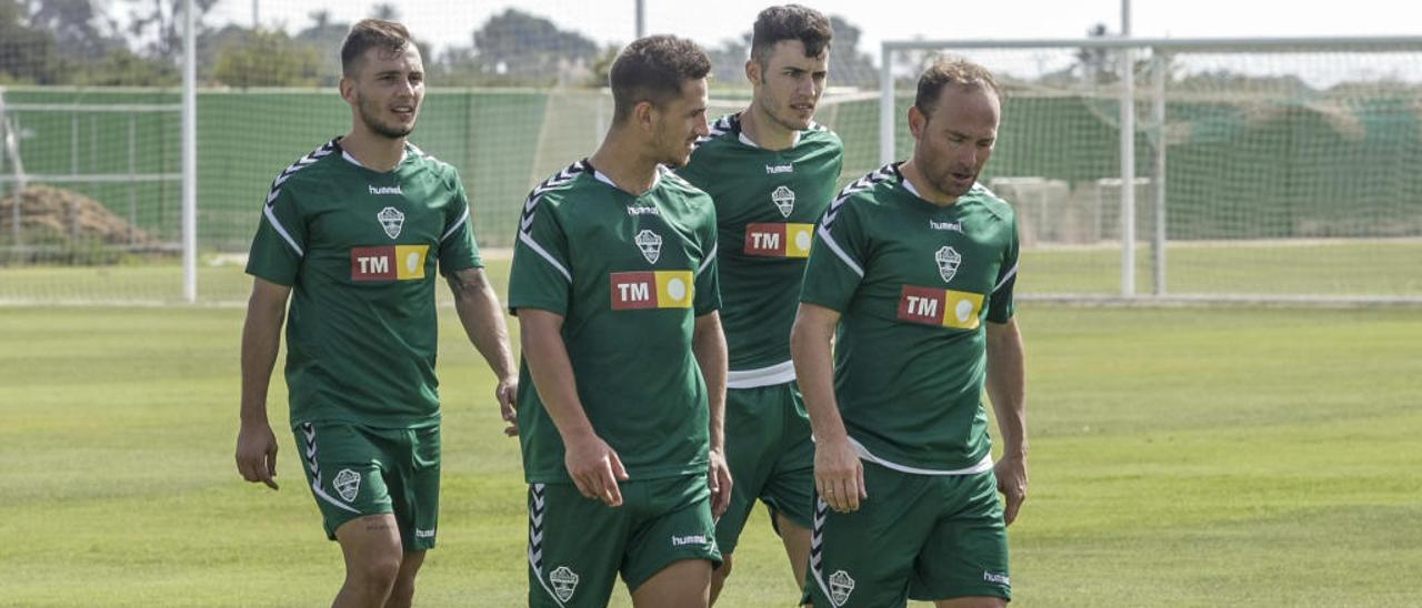 Borja Martínez, a la izquierda, ayer, junto a Justo, Primi y Nino, en el entrenamiento del Elche.