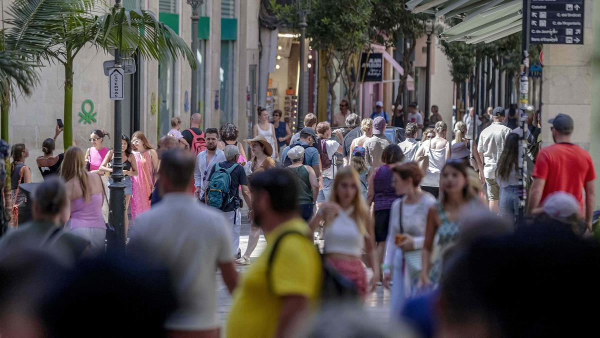 La ecotasa es poco útil para limitar la llegada de visitantes a las islas durante la temporada alta.