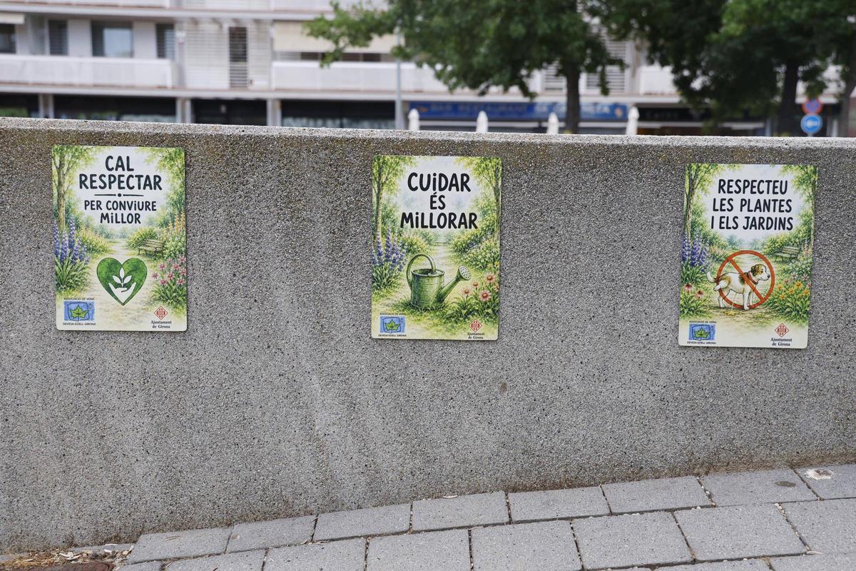 L'Associació de Veïns ha col·locat cartells per evitar l'incivisme