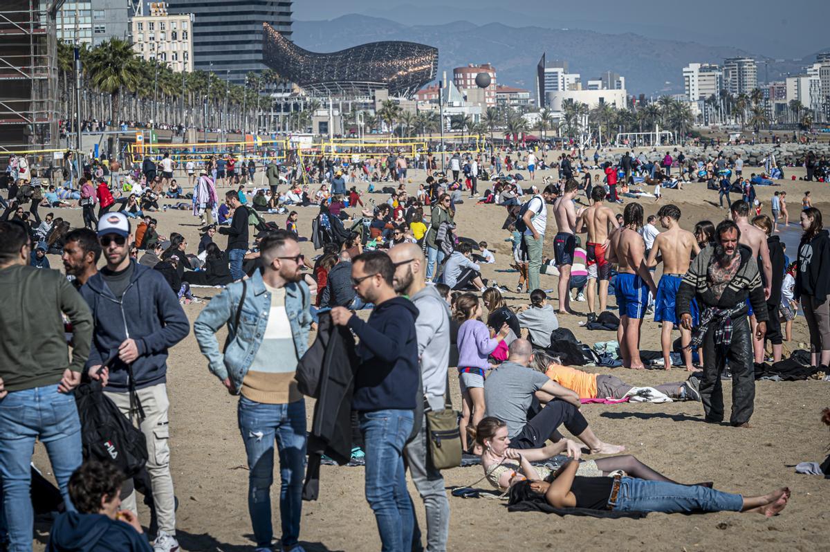 Los barceloneses acuden en masa a las playas de la ciudad para disfrutar del último día primaveral antes de la llegada del frío