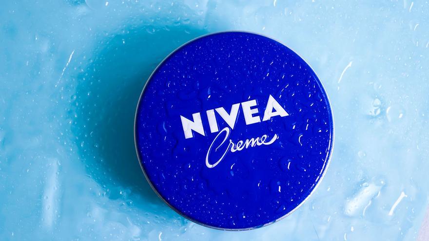 La cuchara de Nivea que rejuvenece el rostro y es mejor que el agua micelar: puedes dejar que actué por la noche
