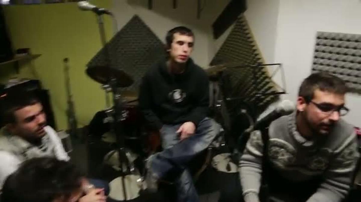 El grup de Terrassa Eskassa Llibertat cantant ’Ràdio Llibertat’