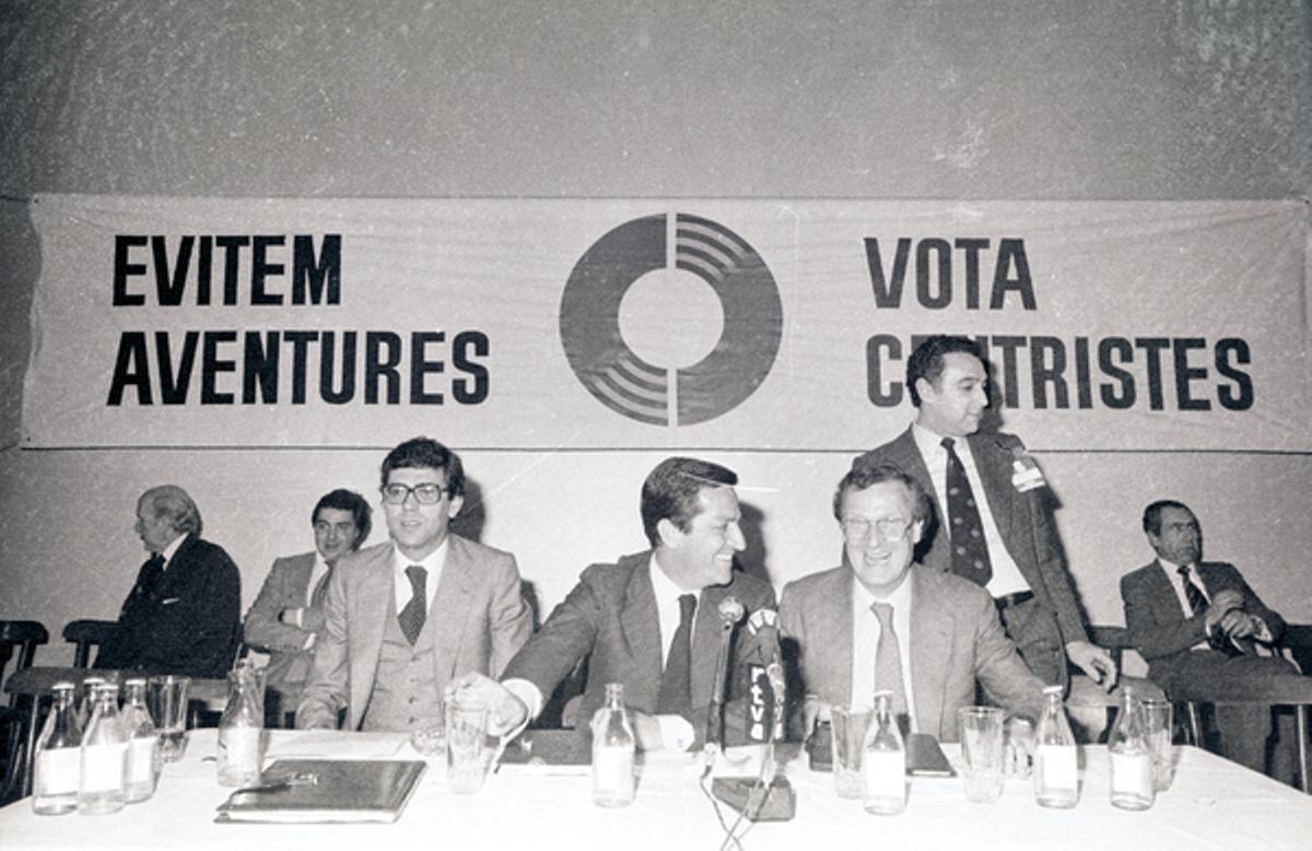 Adolfo Suárez i Marià Lorca amb el castelloní Josep Coderch en un míting dels centristes