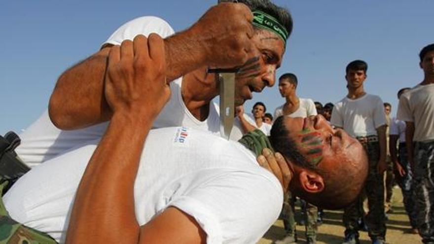 Voluntarios chiíes, en un ensayo para combatir a los yihadistas.