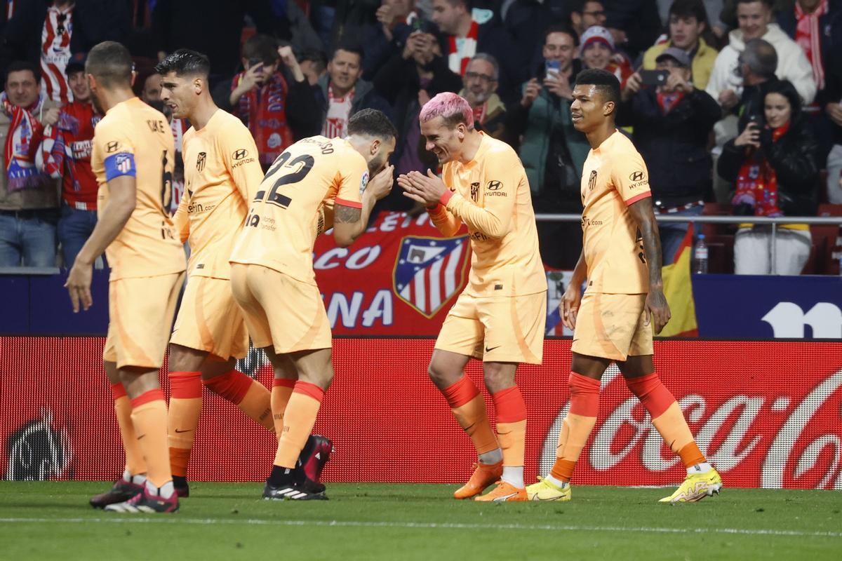 MADRID, 19/02/2023.- El delantero francés del Atlético de Madrid, Antoine Griezmann (d), celebra con su compañero, Mario Hermoso, el primer gol del equipo madrileño durante el encuentro correspondiente a la jornada 22 que disputan hoy domingo frente al Athletic Club en el estadio Metropolitano, en Madrid. EFE / Juan Carlos Hidalgo.