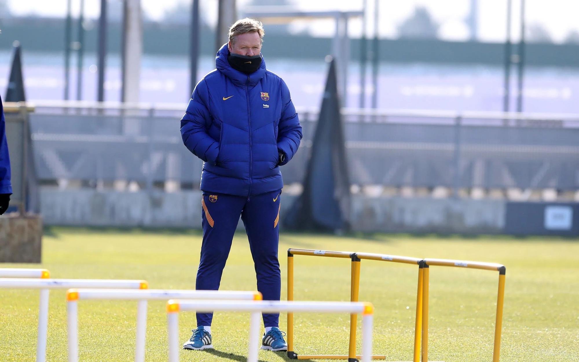 Koeman observa el entrenamiento del Barça en la ciudad deportiva de Sant Joan Despí.