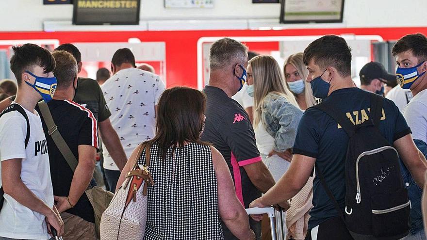 Pasajeros con destino a Manchester embarcando en el aeropuerto de Lanzarote.