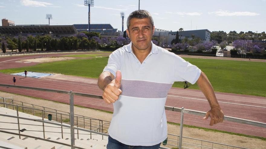 El director deportivo del Intercity, Eduardo Rodríguez, en el campo de atletismo.