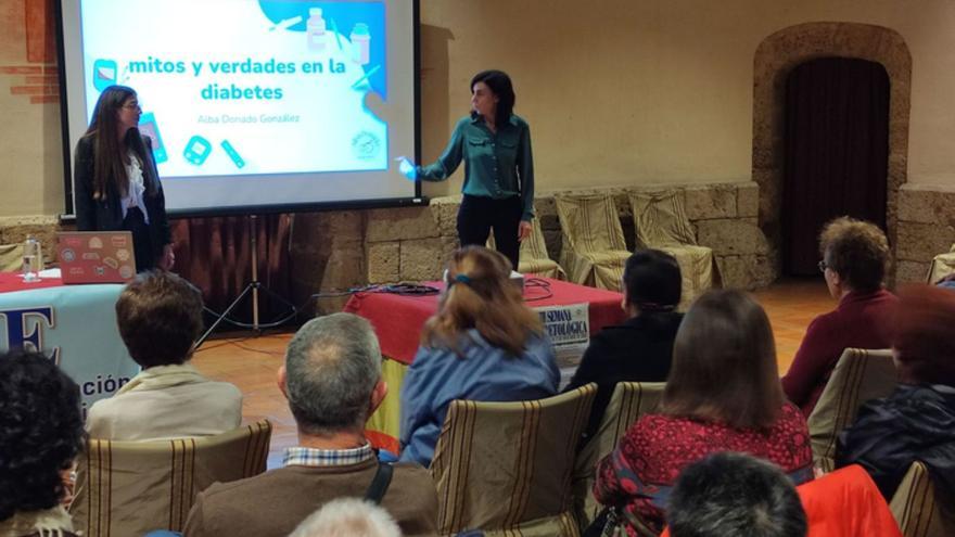 Alba Donado (izquierda) y una representante de Adibe (derecha) en el inicio de la Semana de la Diabetes. | E. P.