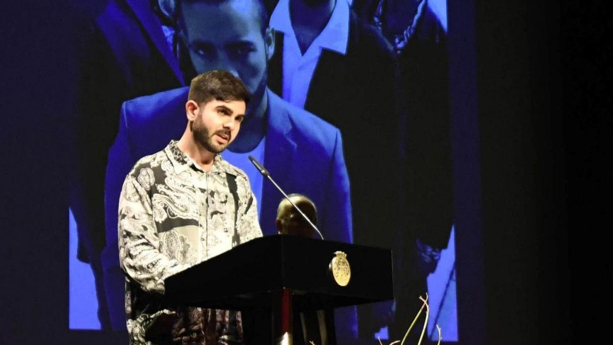 Lalo Gómez-Vizcaíno, productor de Arde Bogotá, recoge el Premio Importante de febrero en nombre del grupo.