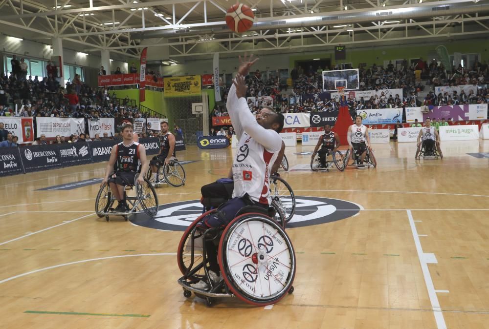 El pabellón de Navia, repleto para animar al conjunto vigués en su estreno frente al London Titans.