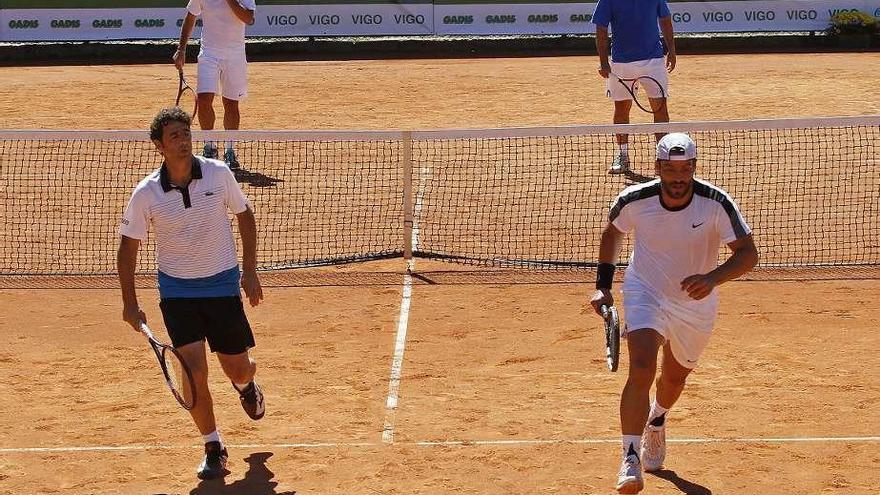 Los cuatro jugadores, durante su partido de dobles. // Jorge Santomé