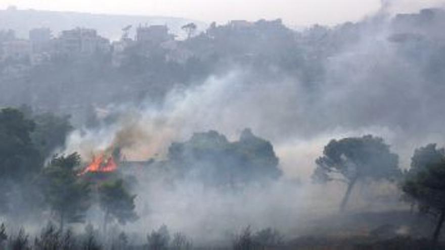 Las autoridades griegas esperan que hoy quede controlado el incendio de Atenas