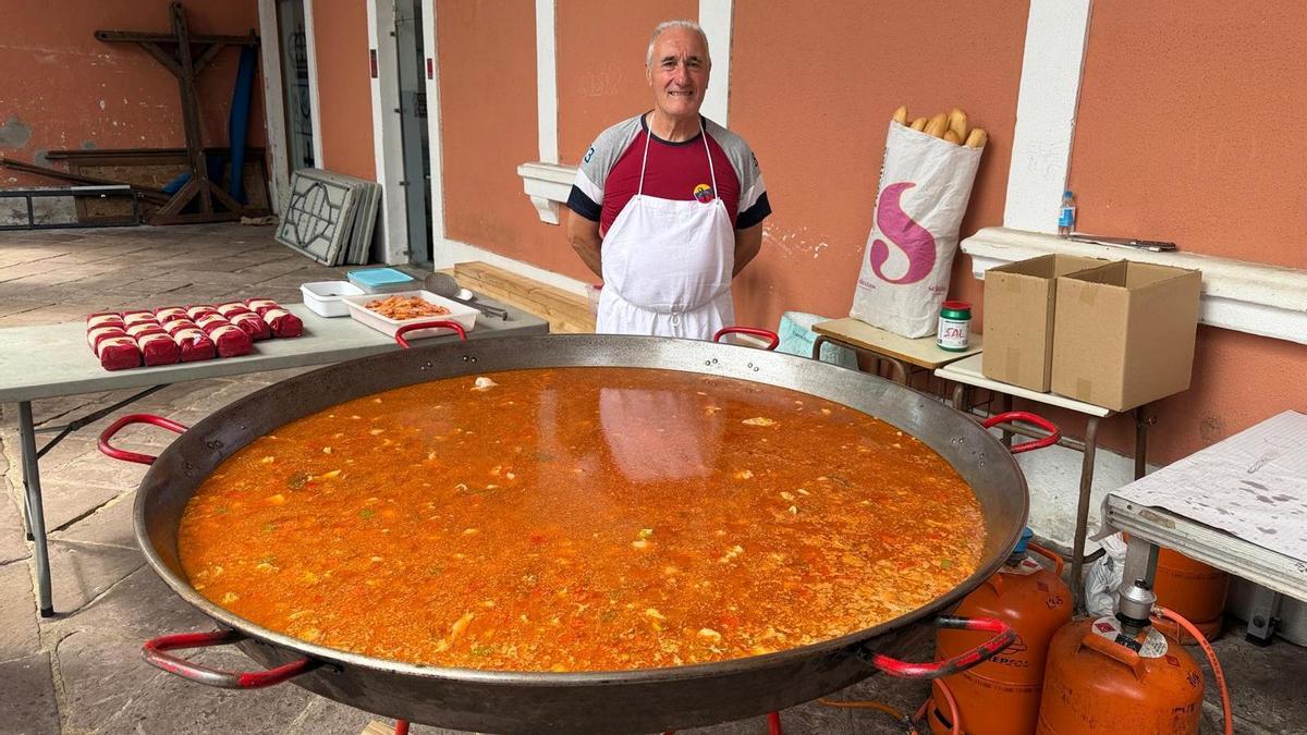 Turno García Villa junto a la paella
