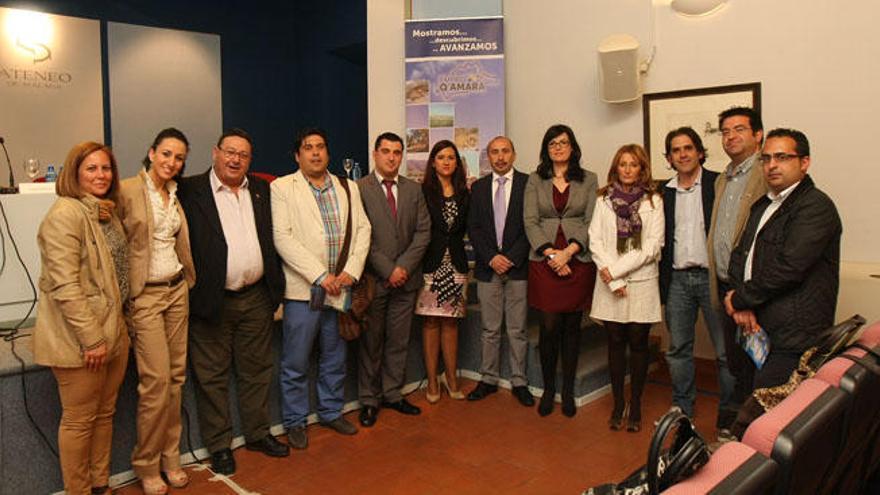 Foto de familia de la asociación en el Ateneo.