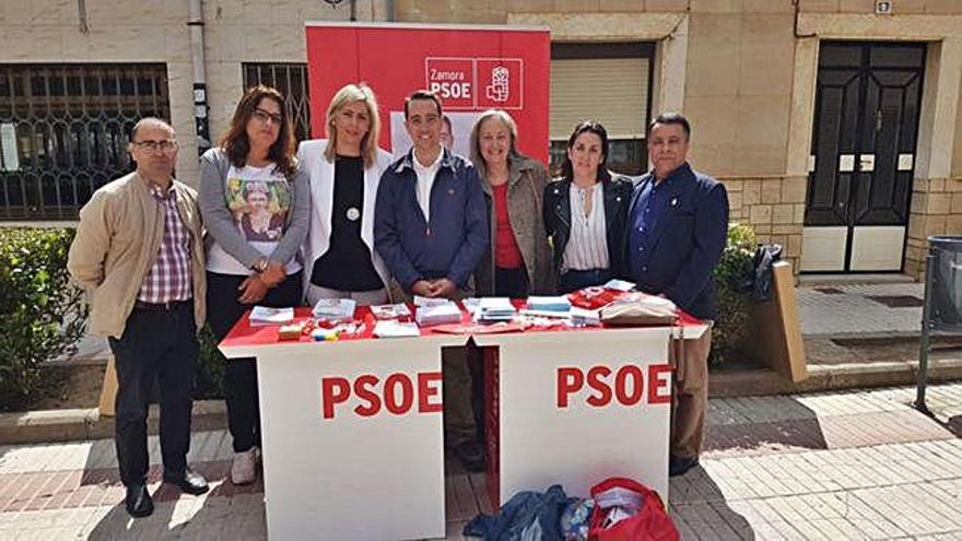 Candidatos del PSOE en la avenida Maragatos.