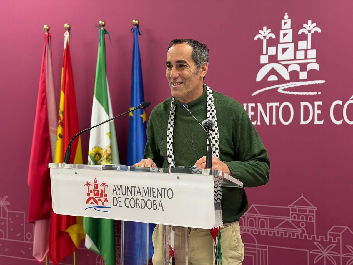 El portavoz de Hacemos Córdoba, Juan Hidalgo, en la rueda de prensa.