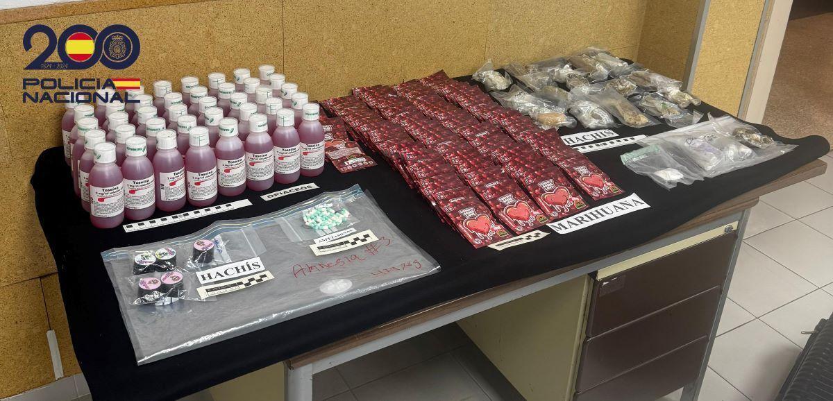 Les drogues incautades a la Jonquera per la Policia Nacional en la ruta d'autobús Barcelona-París.