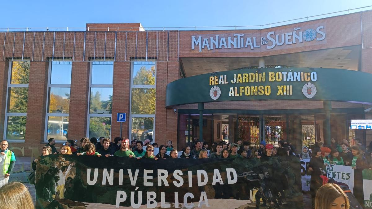 Estudiantes concentrados frente al jardín Botánico para llamar a la huelga.