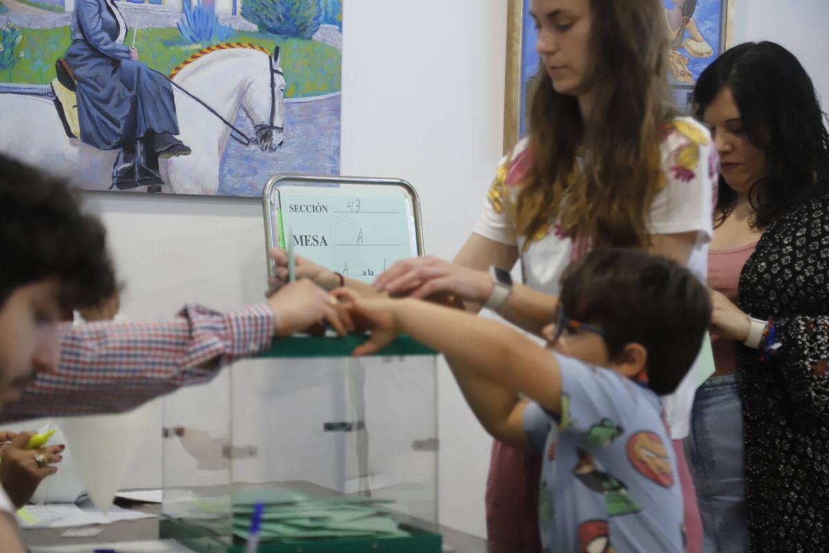 A.J.González Córdoba Elecciones al parlamento andaluz Junta de Andalucía Votaciones en el colegio electoral Linares
