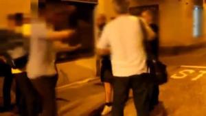 Vídeo de l’agressió d’un grup d’antifeixistes a uns ucraïnesos a Gràcia.