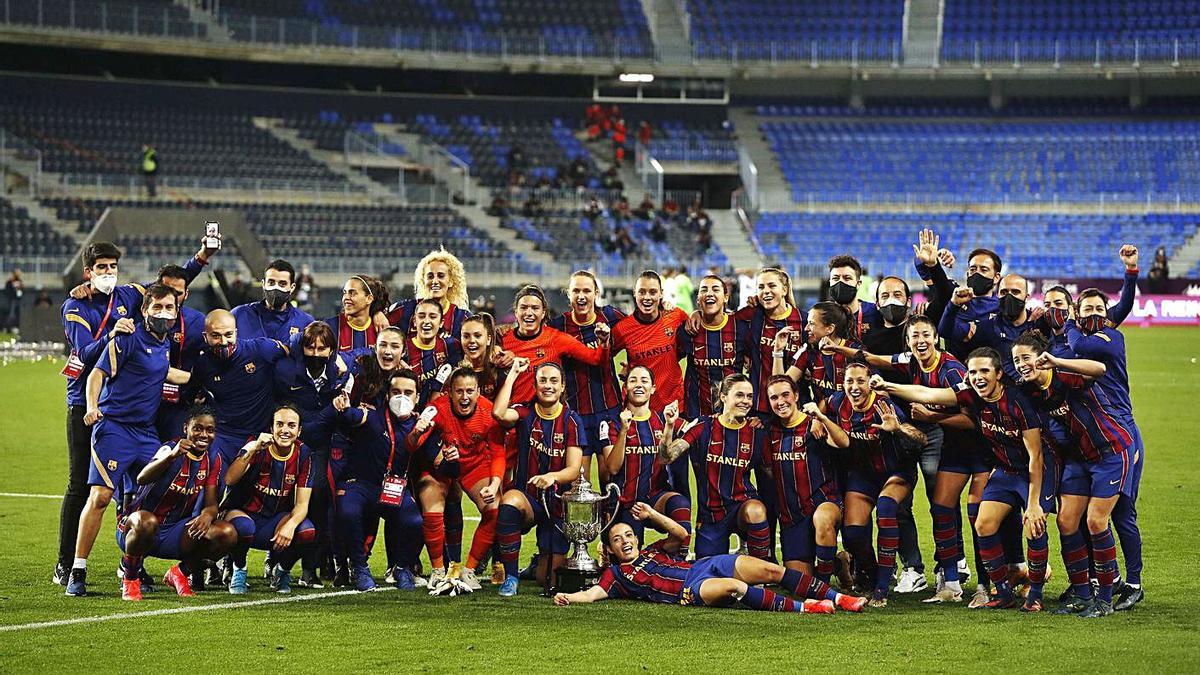 Las jugadoras del Barcelona celebran el título en La Rosaleda. |  // EFE