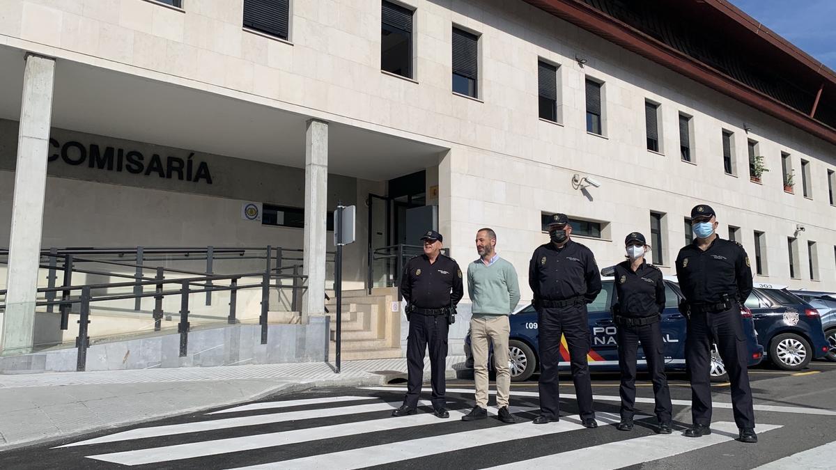 El Inspector Jefe de la Policía Nacional, Manuel Alberto Aragón, primero por la izquierda, junto al alcalde de Siero, Ángel García, y otros miembros del cuerpo