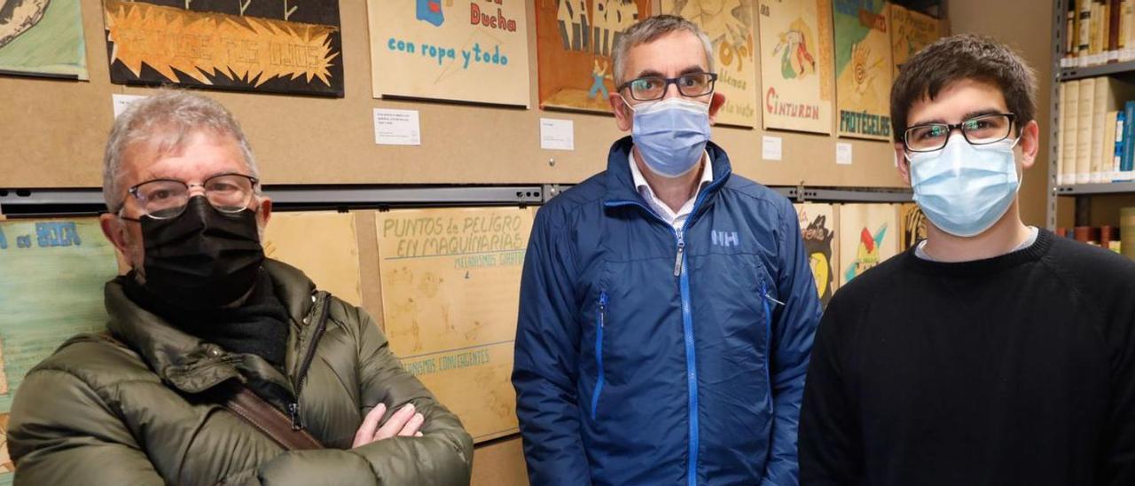 Por la izquierda, Juanjo de la Roz (socretario del CEAG), Efrén Rodríguez y Rubén Domínguez, con los carteles de Montajes Elías García. | Mara Villamuza