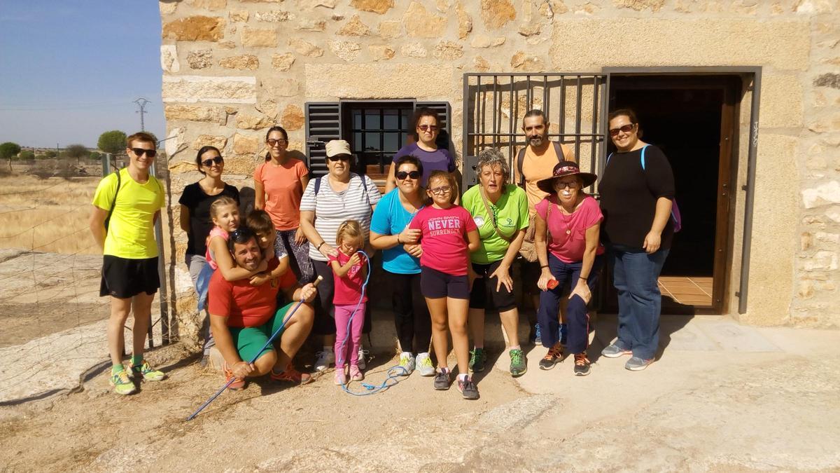 Turismo Familiar. Un grupo de visitantes conoce Casar de Cáceres.