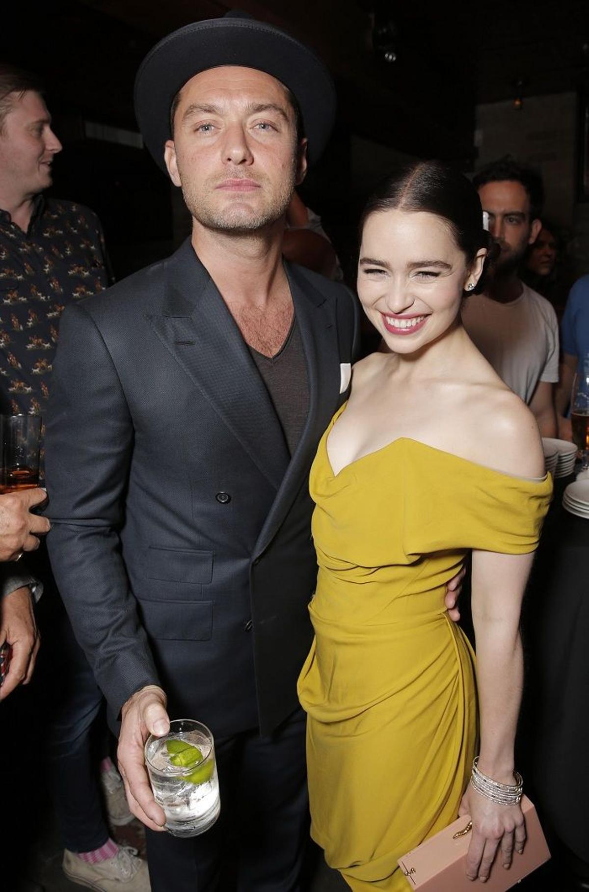 Nominadas Emmy 2015, Emilia Clarke de Juego de Tronos con Jude Law