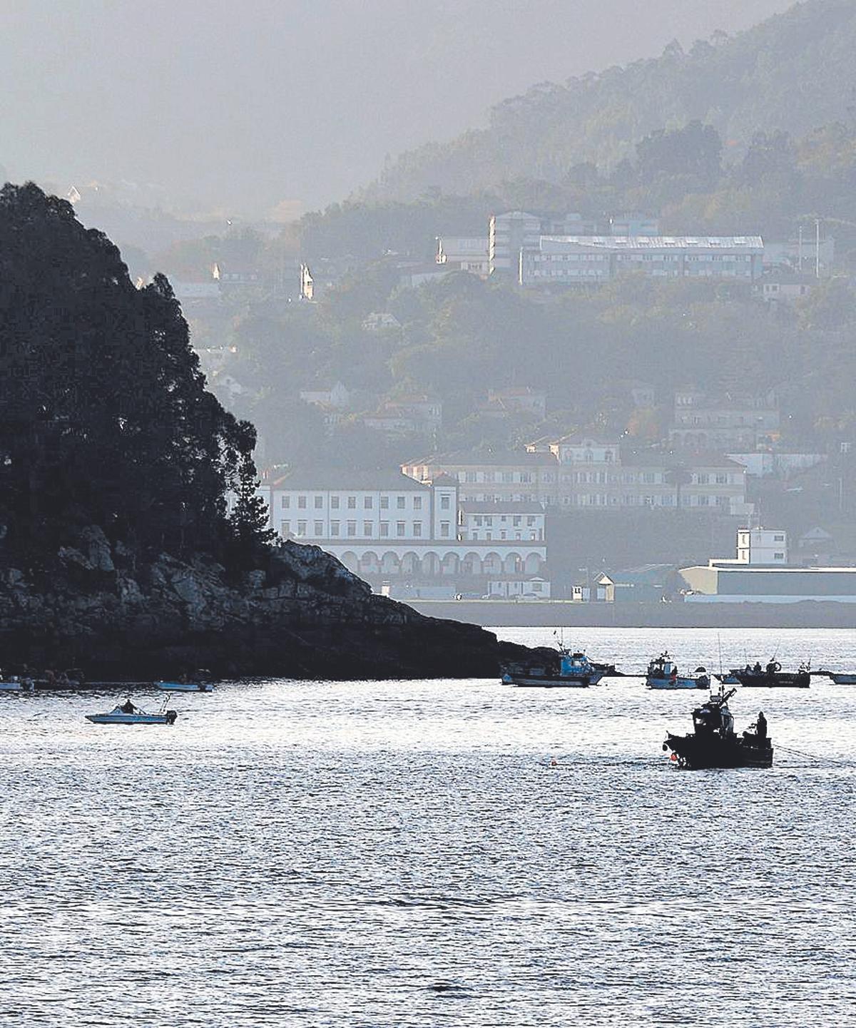 Marisqueo a flota en la ría de Pontevedra.