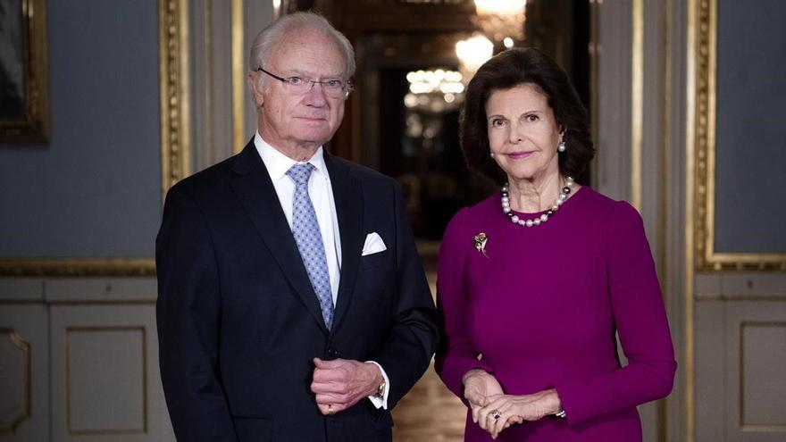 Los reyes de Suecia, Carlos Gustavo y Silvia, posan en el palacio real de Estocolmo.