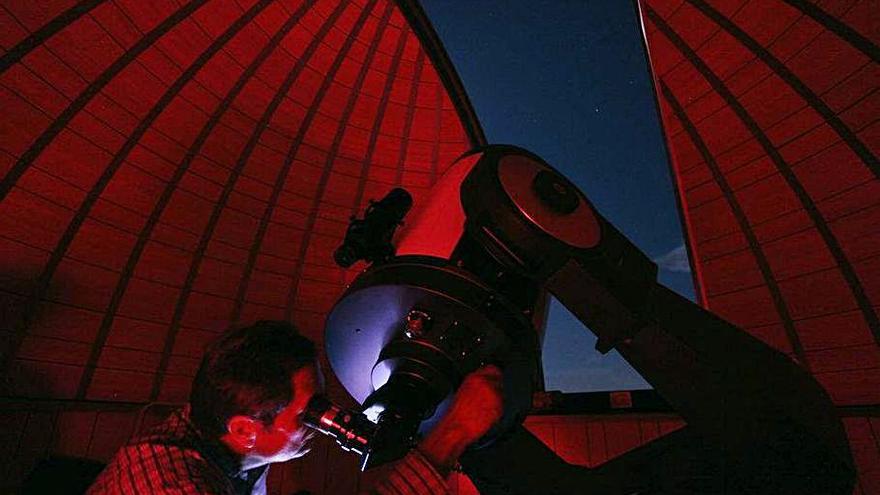 Un hombre contempla el cielo con el telescopio de la cúpula.   | // SIRIO