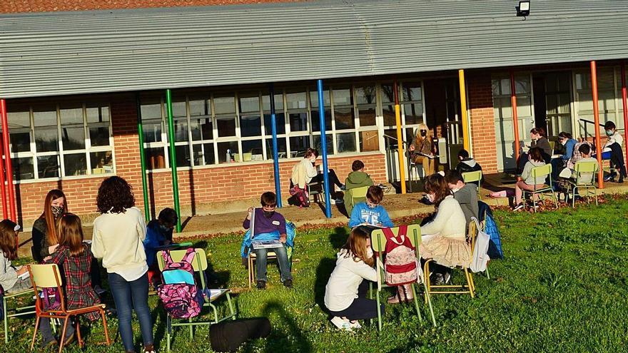 Varios alumnos, preparándose para comenzar su clase al aire libre. | E. P.