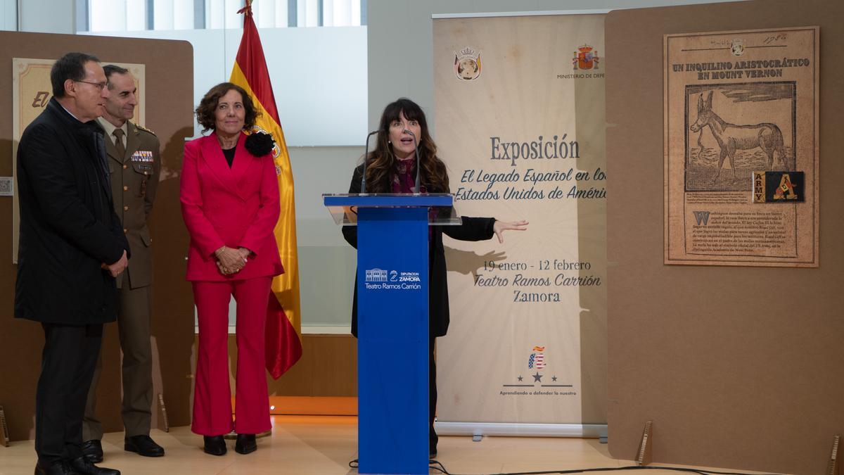 Desde la izquierda, Ángel Blanco, Vicente González, Margarita García Moreno y Eva García inauguran la muestra y presentan la postar de Royal Gift