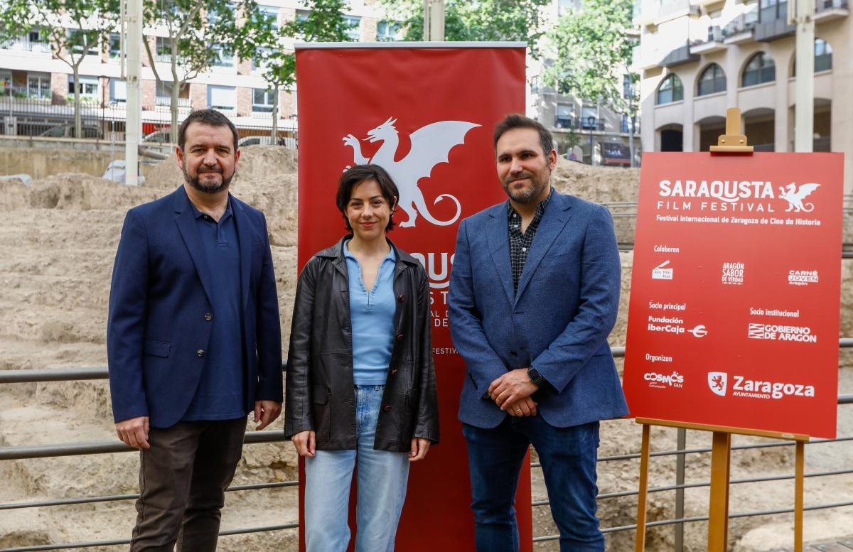 Paula Iglesias y Pablo Moreno, de 'Las locas del obelisco', con el directo del festival, José Ángel Delgado.