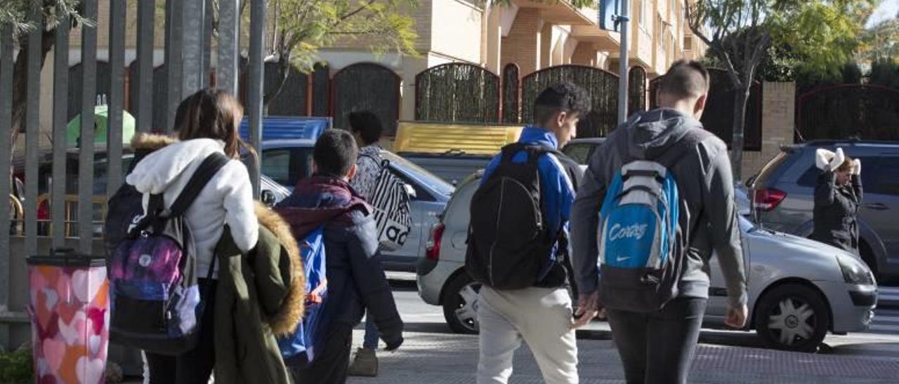 Estudiantes de Secundaria a la salida de clase.