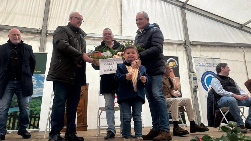 La puja por el mejor queso Afuega'l Pitu de Asturias, tan emocionante como la subasta del campanu: un restaurante de Gijón pagó 3.200 euros por la pieza ganadora