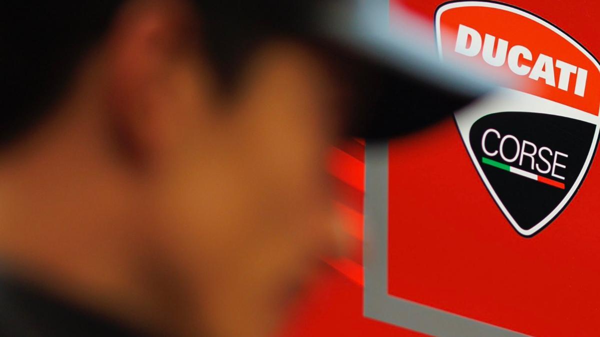 Márquez ya está en el box del Ducati Lenovo en Barcelona