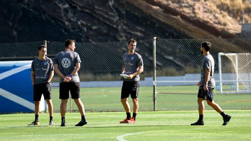 López Garai, rodeado de algunos de sus colaboradores en un entrenamiento anterior.