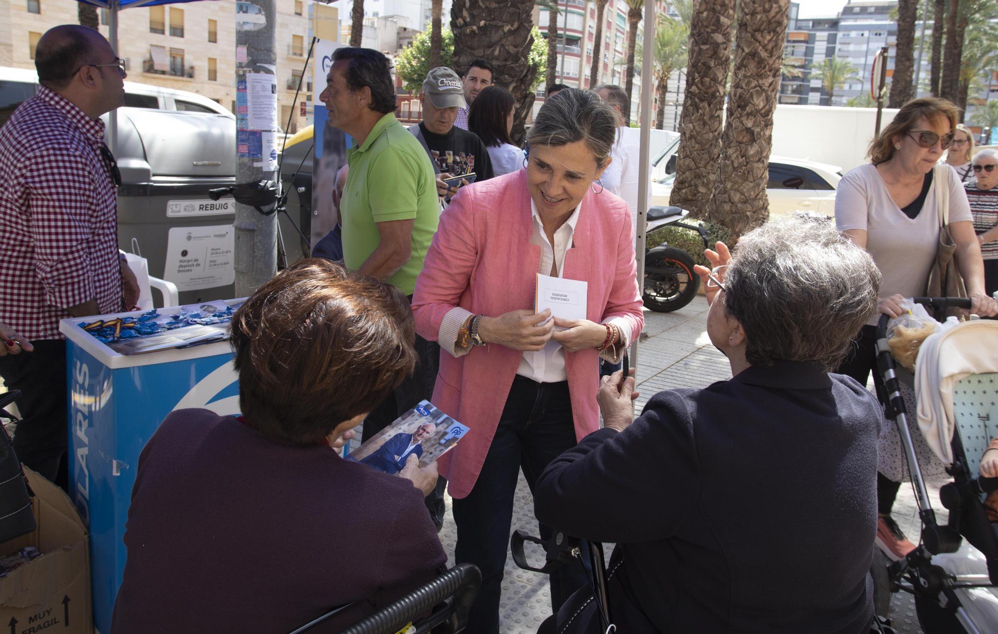 Los Partidos buscan el voto en el mercado de Alzira