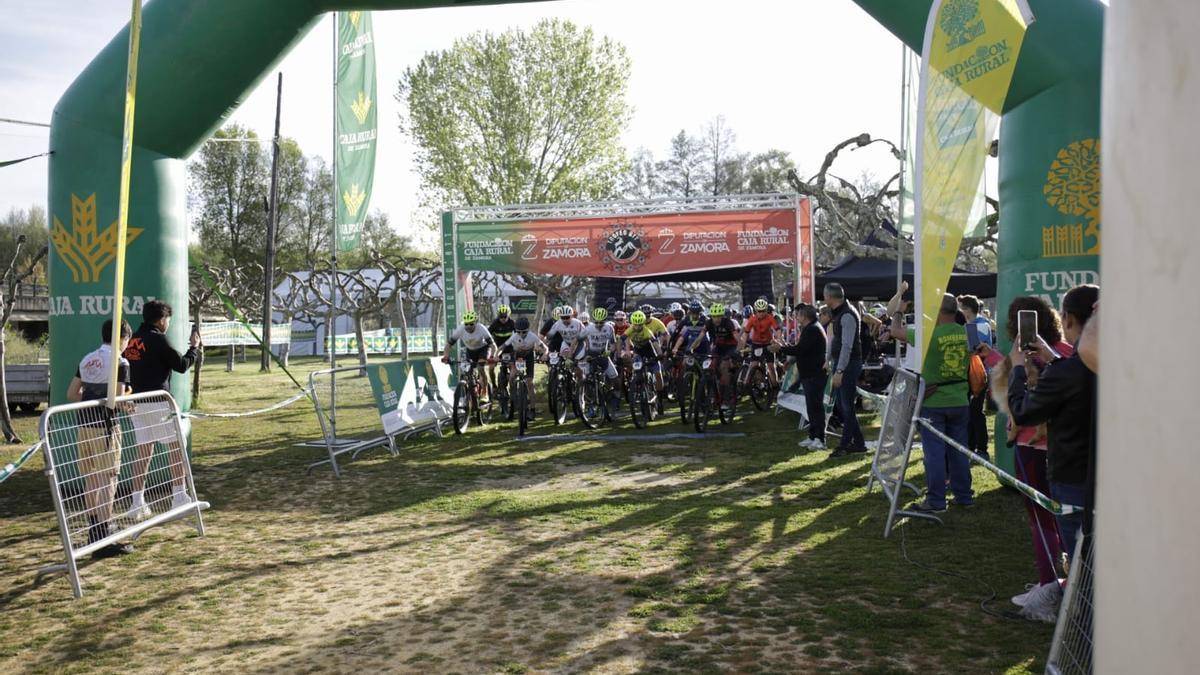 Cuatrocientos ciclistas participaron este domingo en el VI Trofeo BTT de Mózar de Valverde.