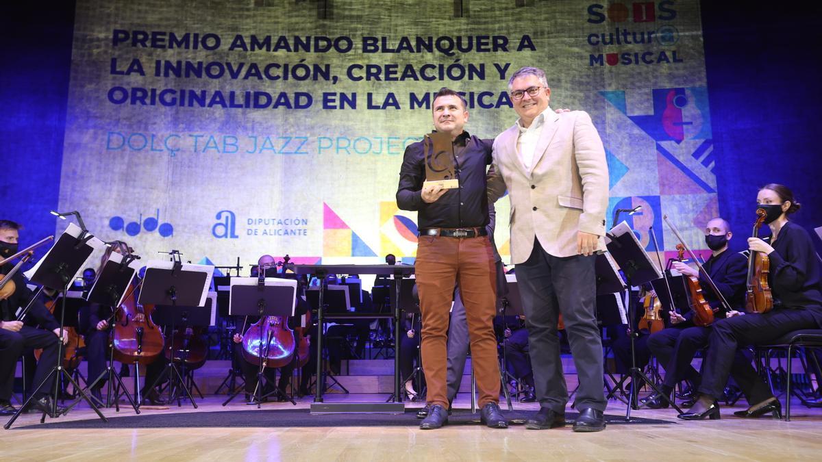 Josep Alemany, de Dolç Tab Jazz, recibe el premio «Amando Blanquer» de la mano de Lluis Pastor, patrono de la Fundación ADDA.