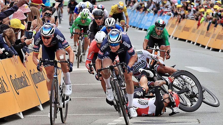 Caleb Ewan (de rojo y negro) y Sagan, caídos tras engancharse en la disputa del esprint.